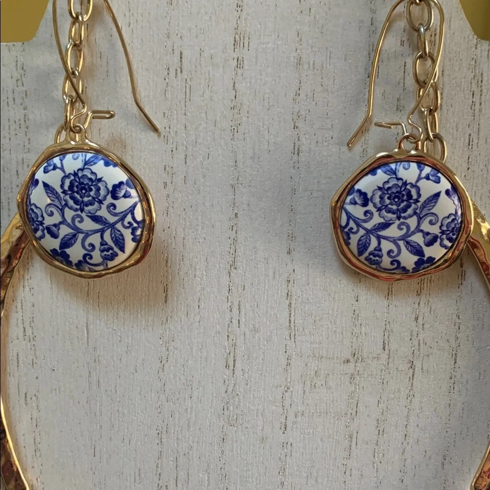 St. Thomas Necklace and Earrings Set - Picture 3 of 7